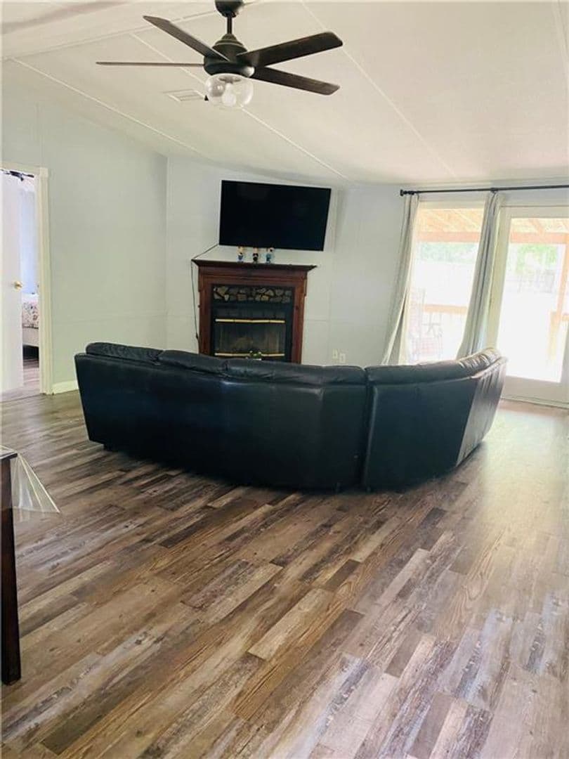 Hampton House: 1170 Steele Drive