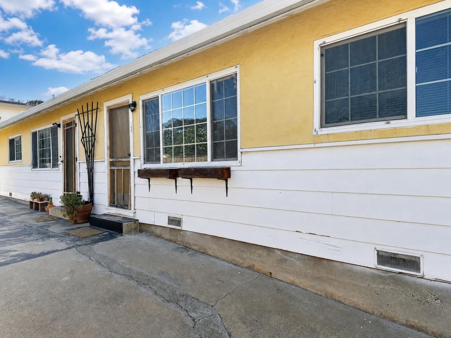 Monterey Apartment: 107, 109 & 111 Seeno St