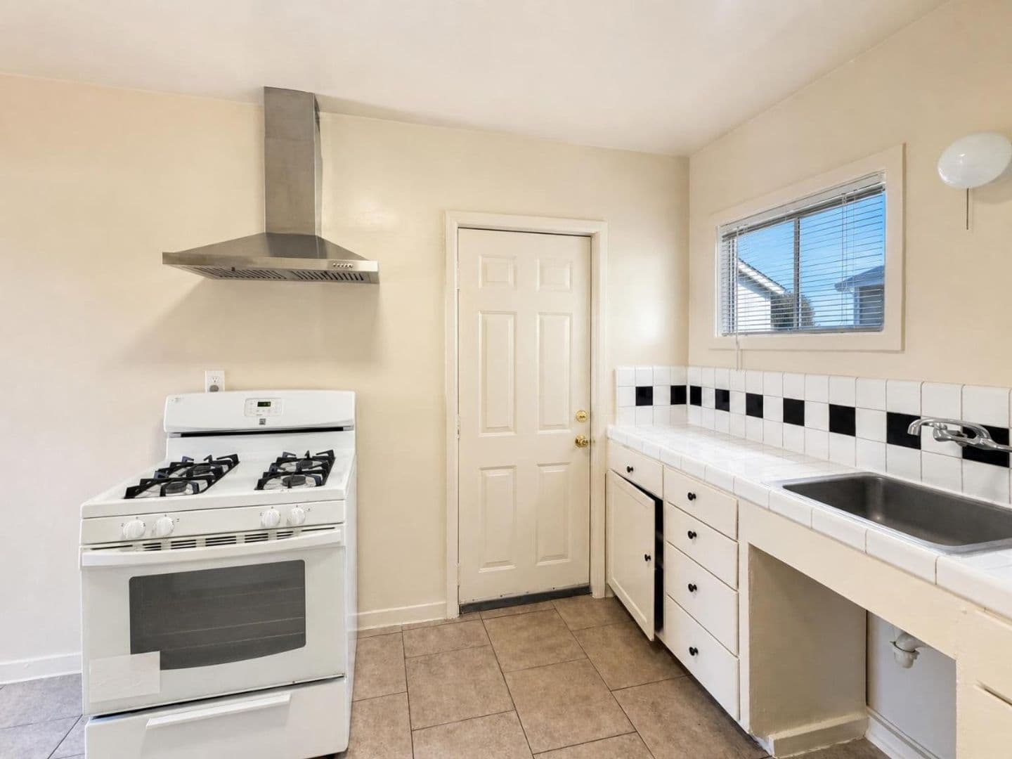 Salinas Apartment: 751 Sanborn Place