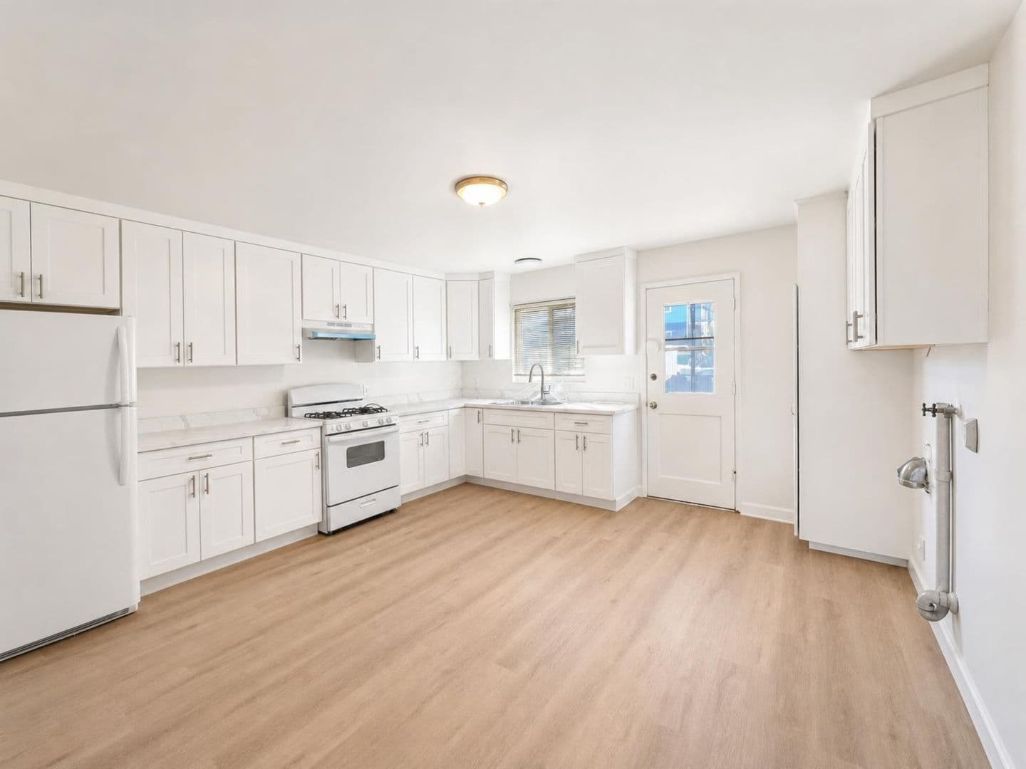 Monterey Apartment: 107, 109 & 111 Seeno St