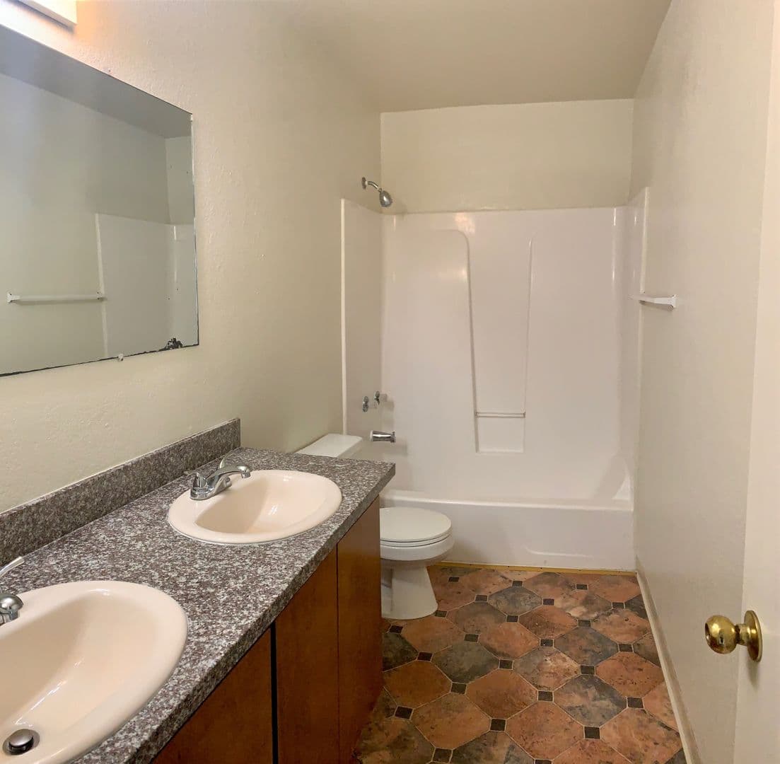 Salinas Apartment: 901-909-917 E. Market St