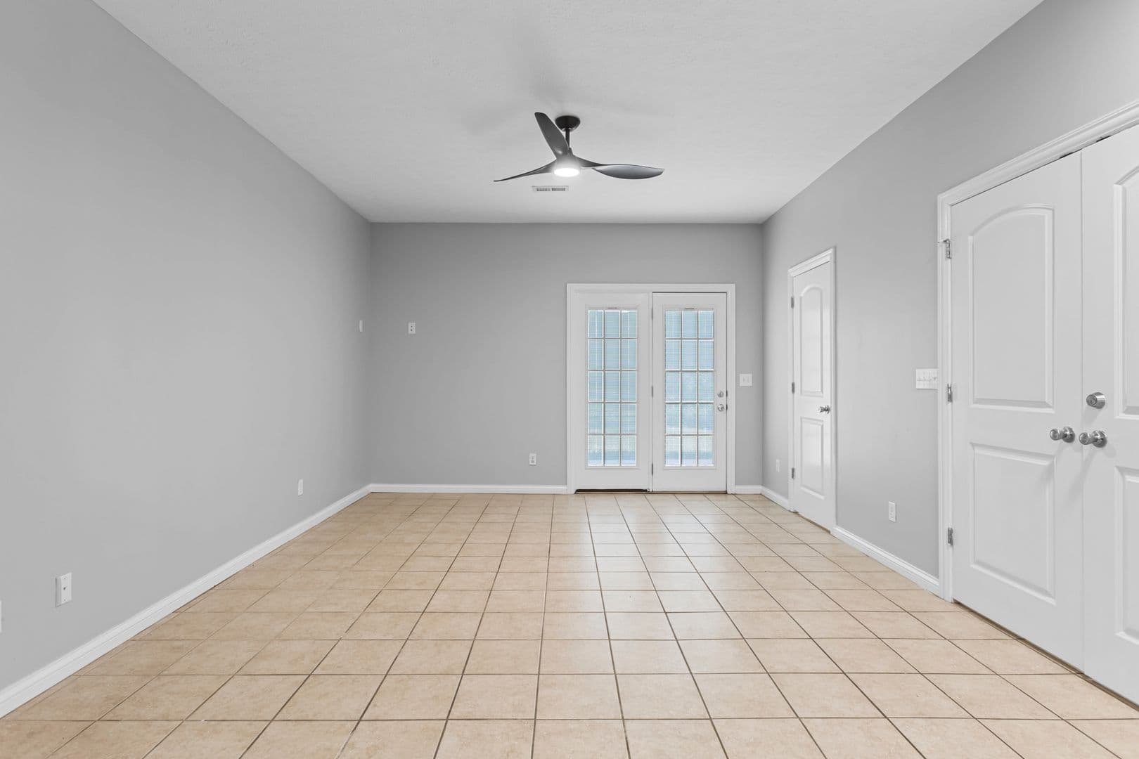 Radcliff House: Red Oak Ct