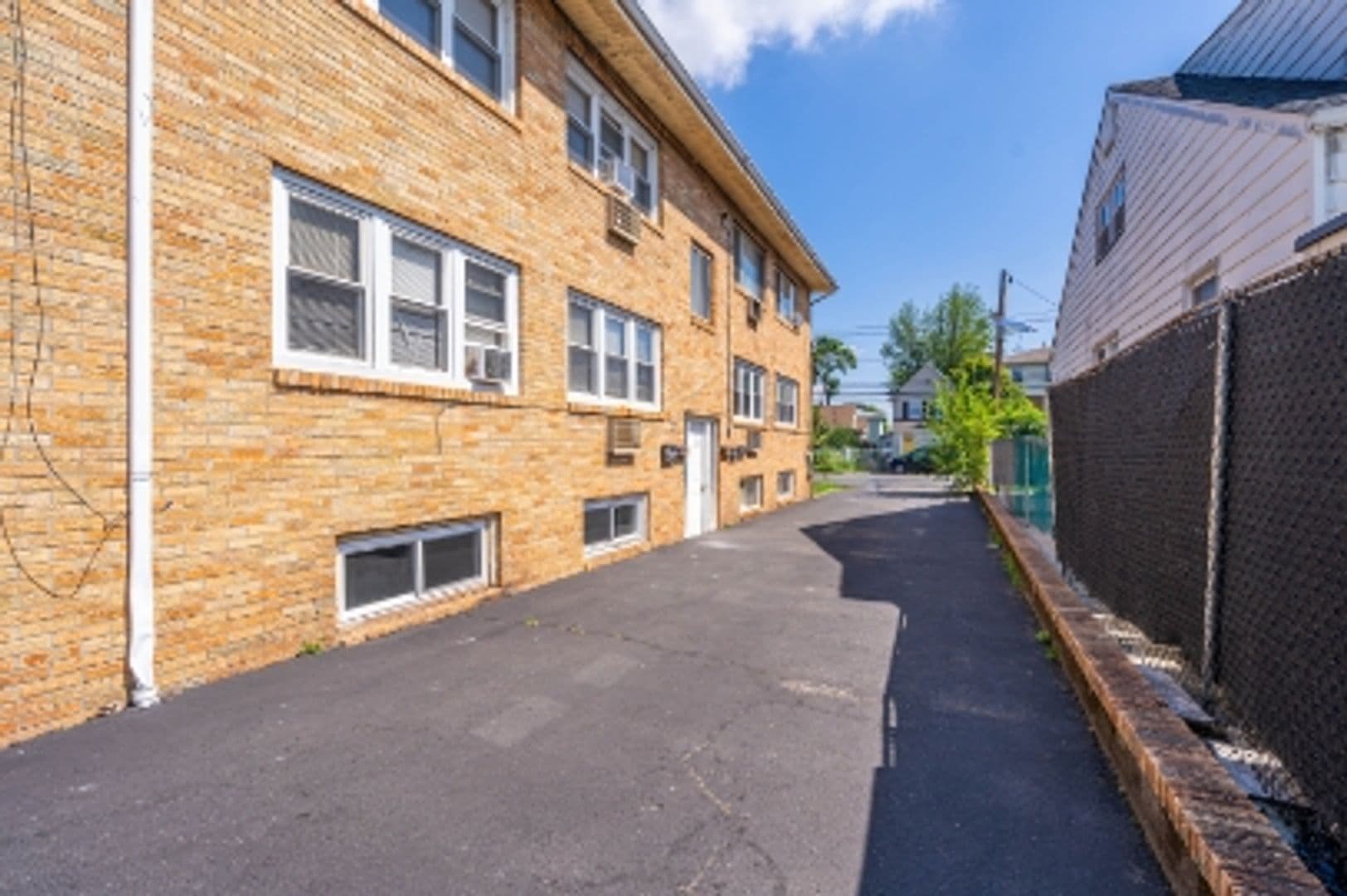 Linden Apartment: 1213 Roselle Street