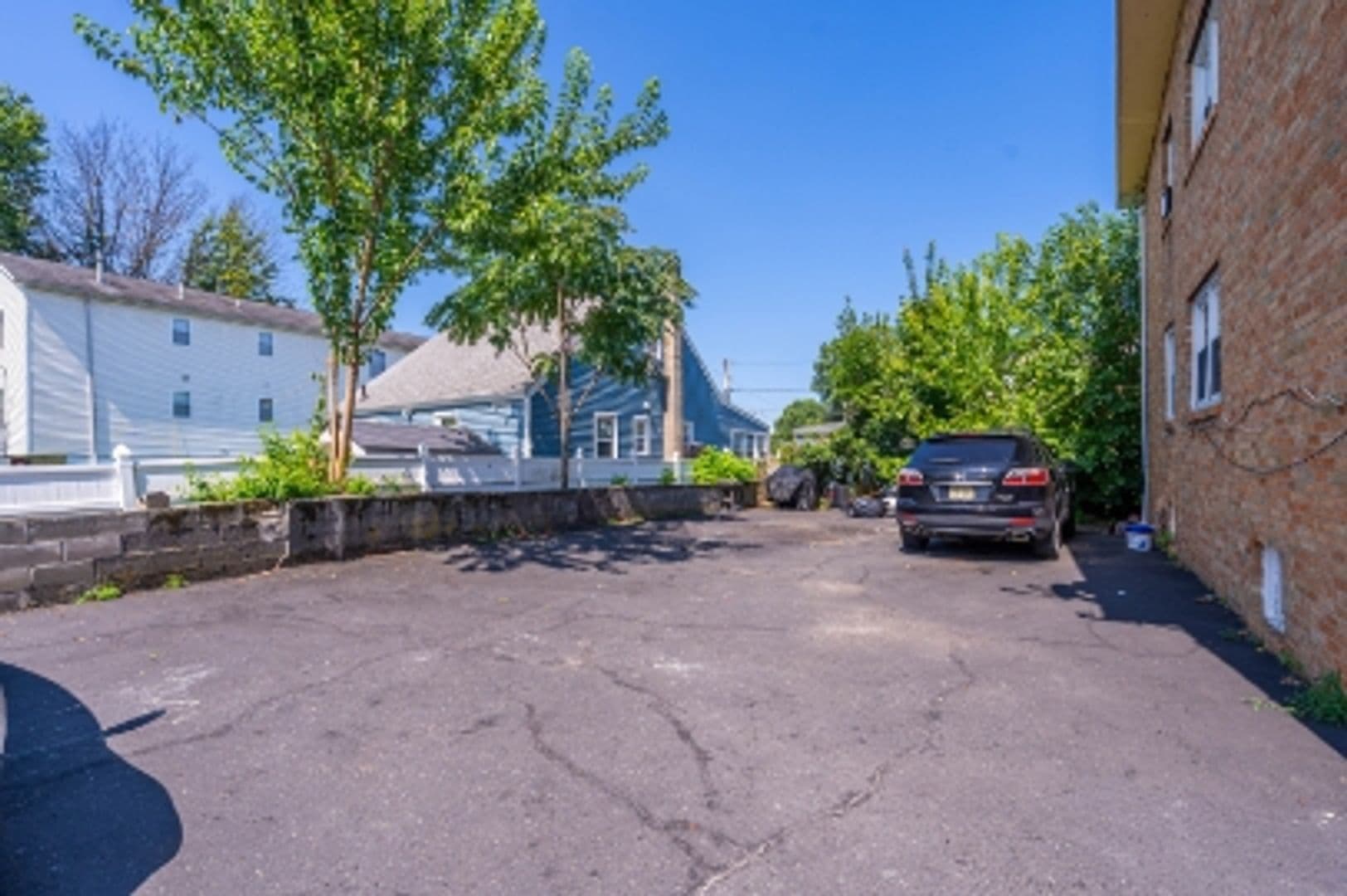 Linden Apartment: 1213 Roselle Street