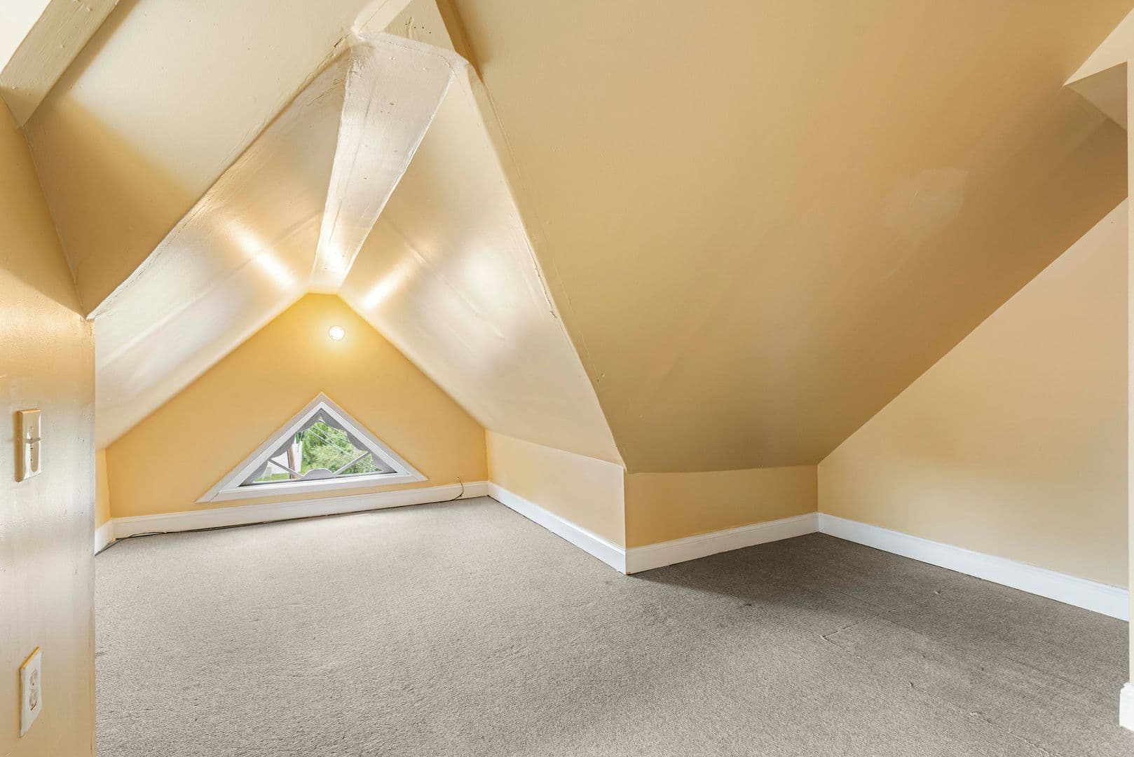 Roselle Apartment: 137-139 East 2nd Avenue
