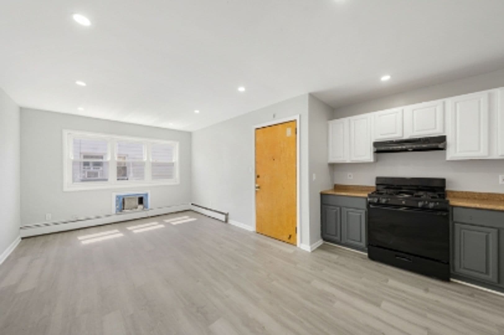 Linden Apartment: 1213 Roselle Street