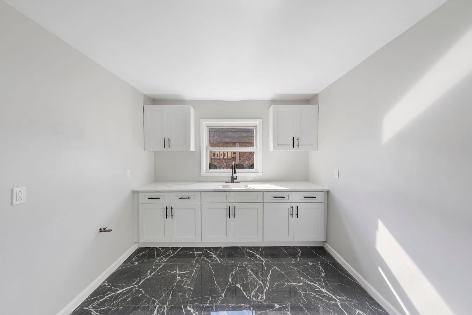 Linden Apartment: 919 Chandler