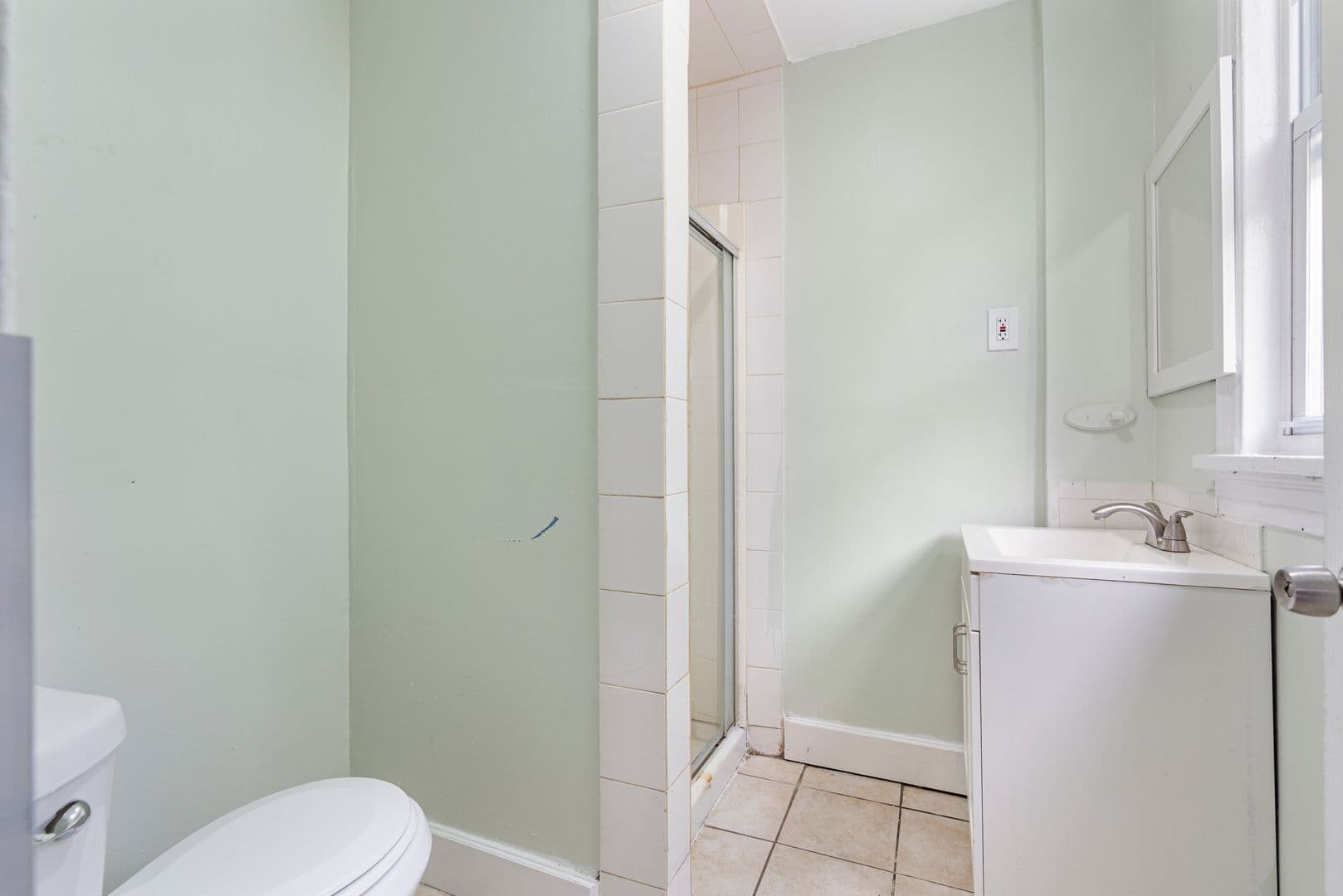 Roselle Apartment: 137-139 East 2nd Avenue