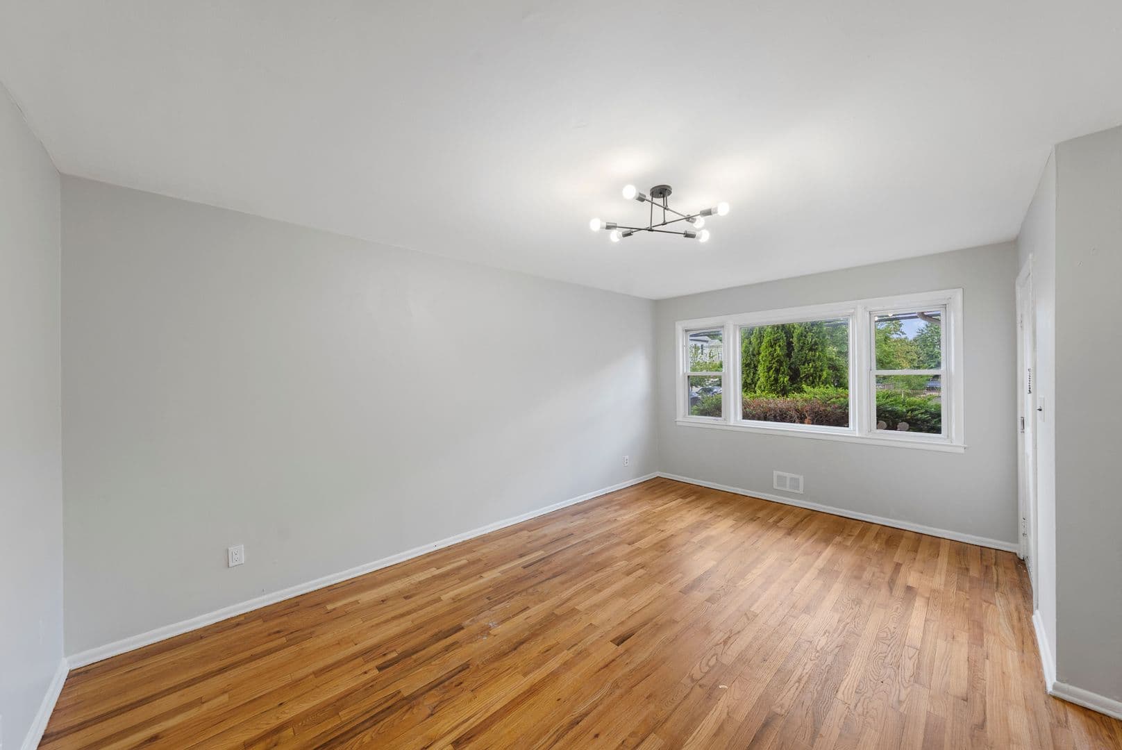 Linden Apartment: 919 Chandler