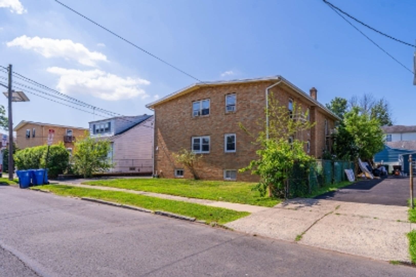 Linden Apartment: 1213 Roselle Street