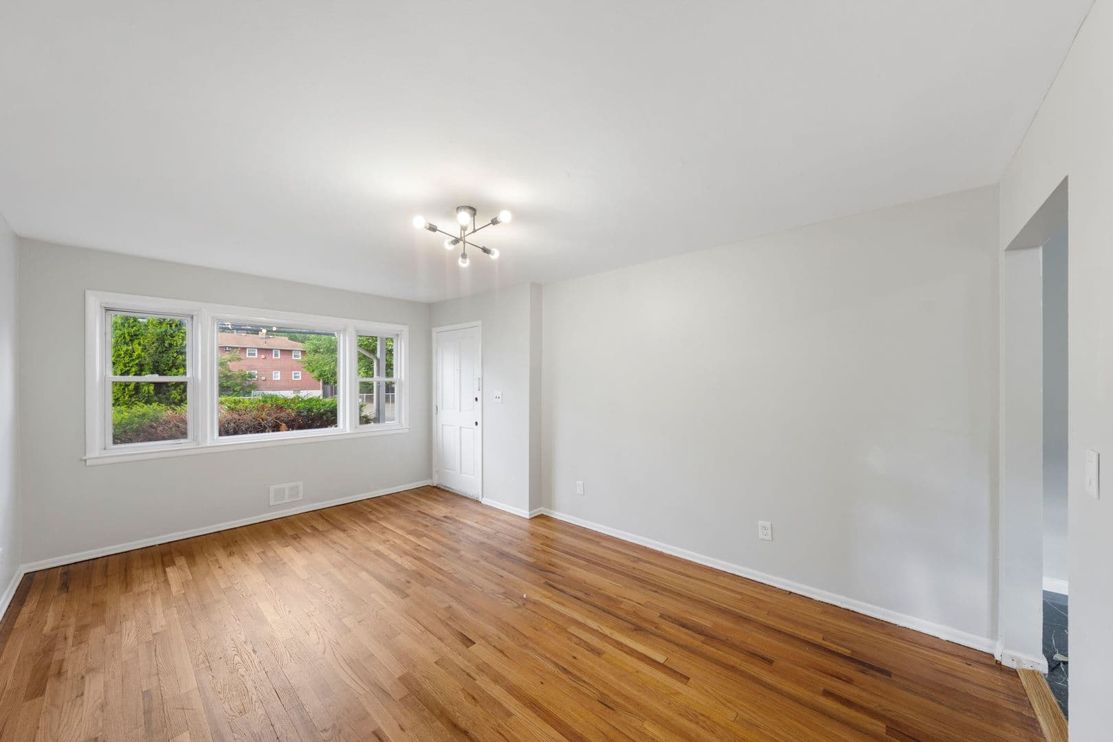 Linden Apartment: 919 Chandler