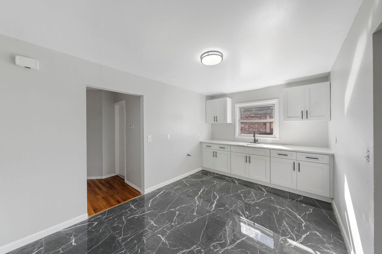 Linden Apartment: 919 Chandler