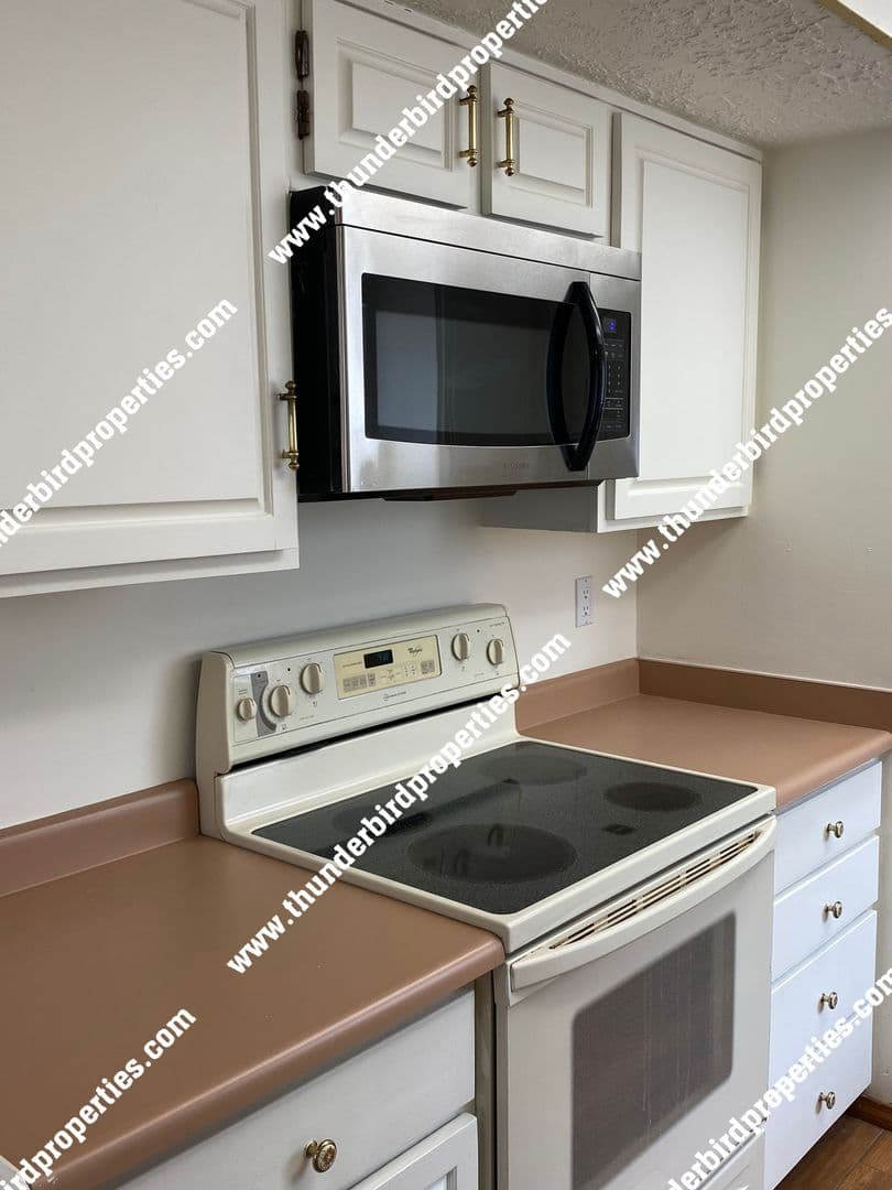 Rio Rancho House: 642 Lakeview Circle