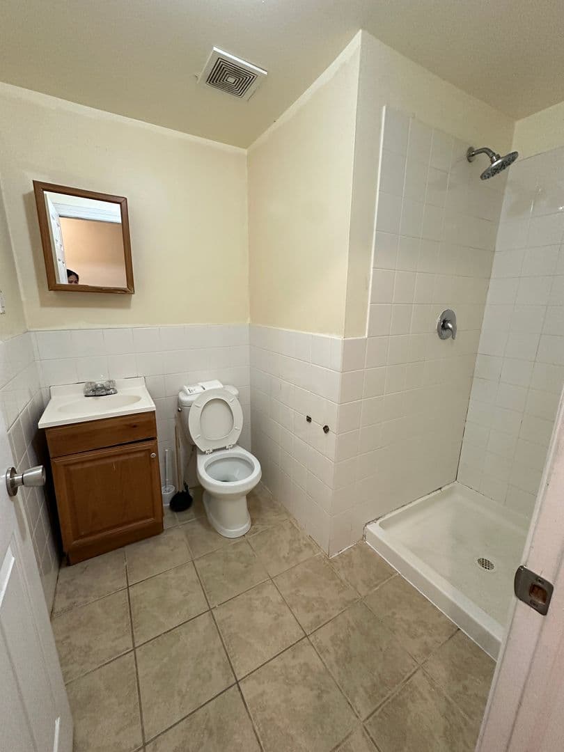 Philadelphia Apartment: 437 N Wiota St