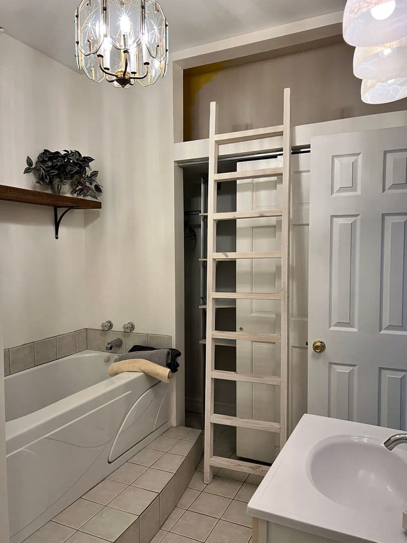 Philadelphia Apartment: 3717 Baring St
