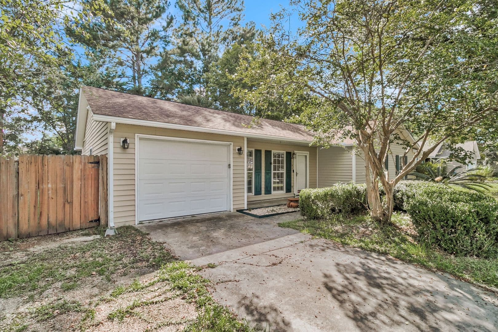 Summerville House: 182 Paddock Way