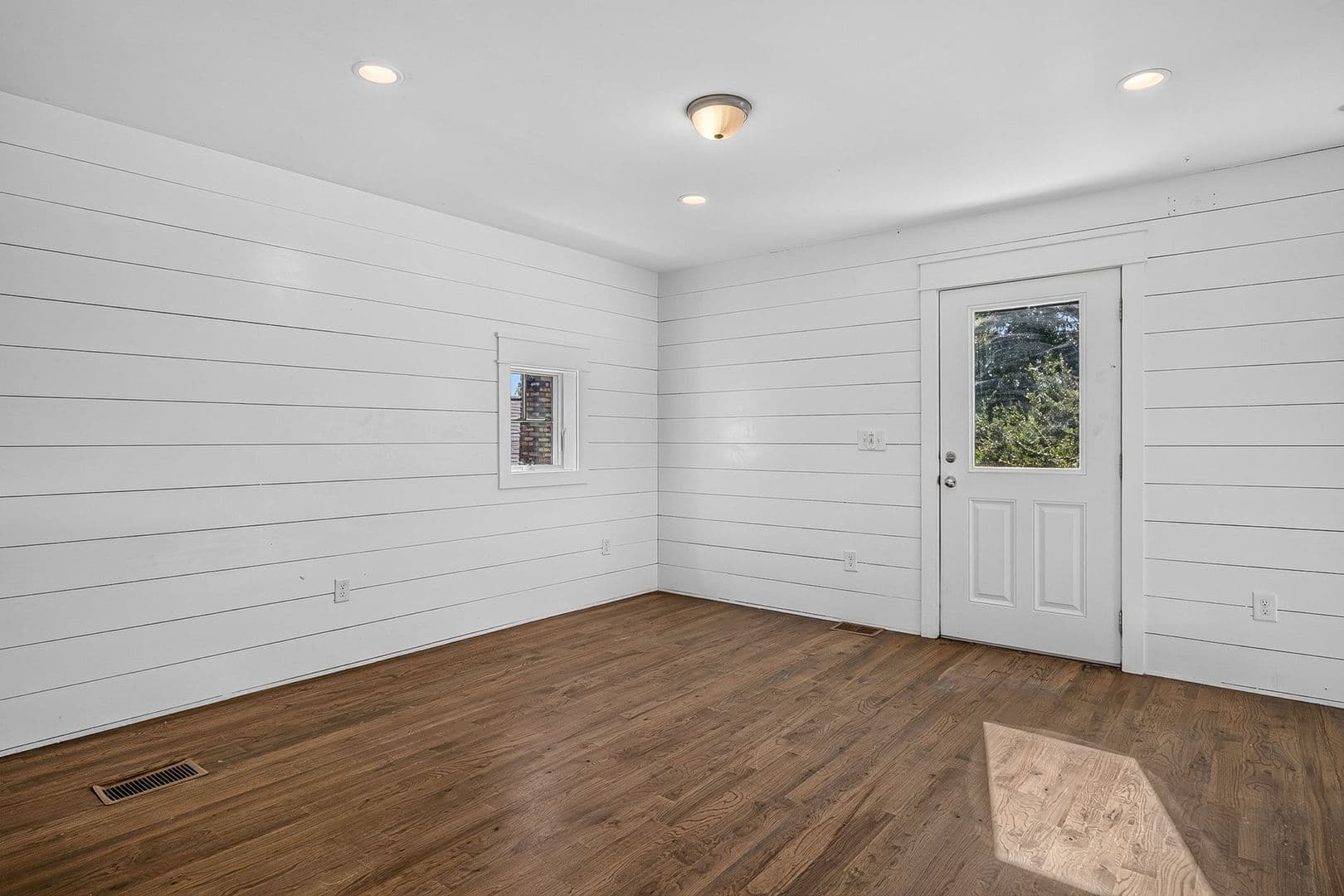 Charleston Apartment: 5 E Hampstead Square