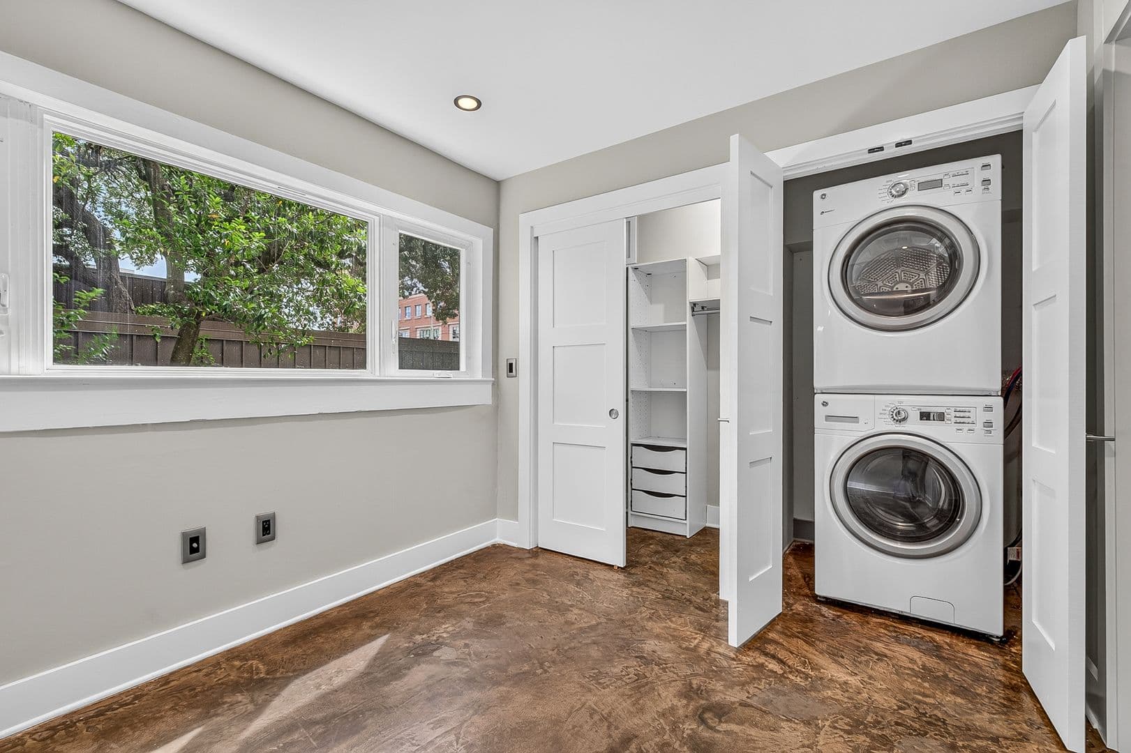 Charleston Apartment: 40 Bee Street