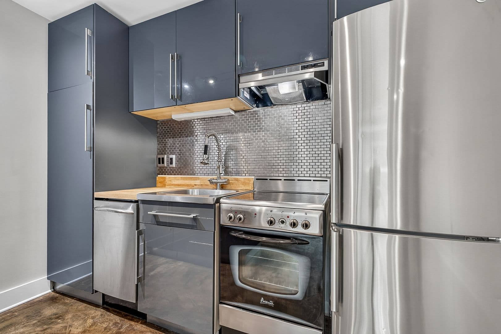 Charleston Apartment: 40 Bee Street