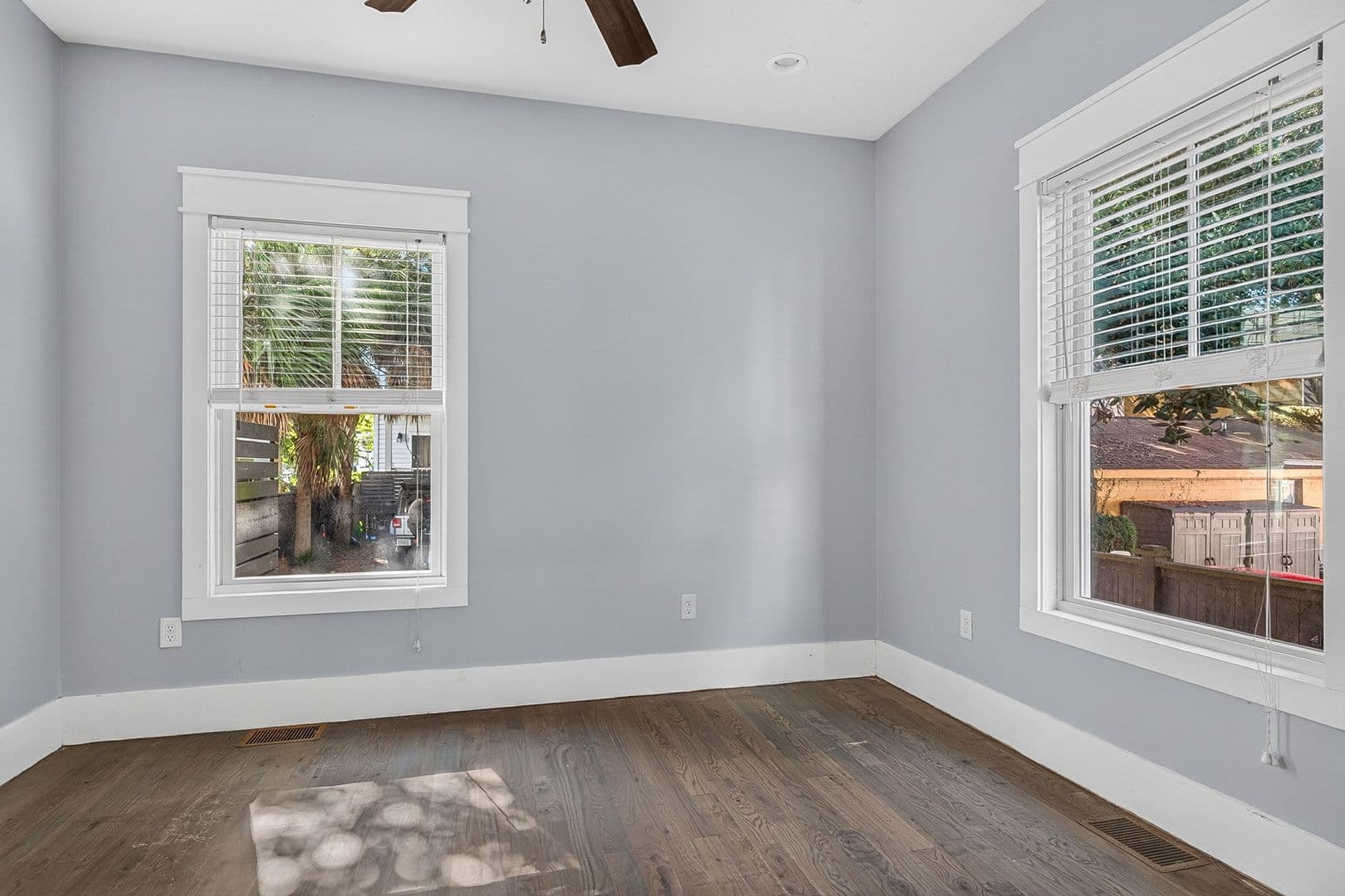 Charleston Apartment: 5 E Hampstead Square