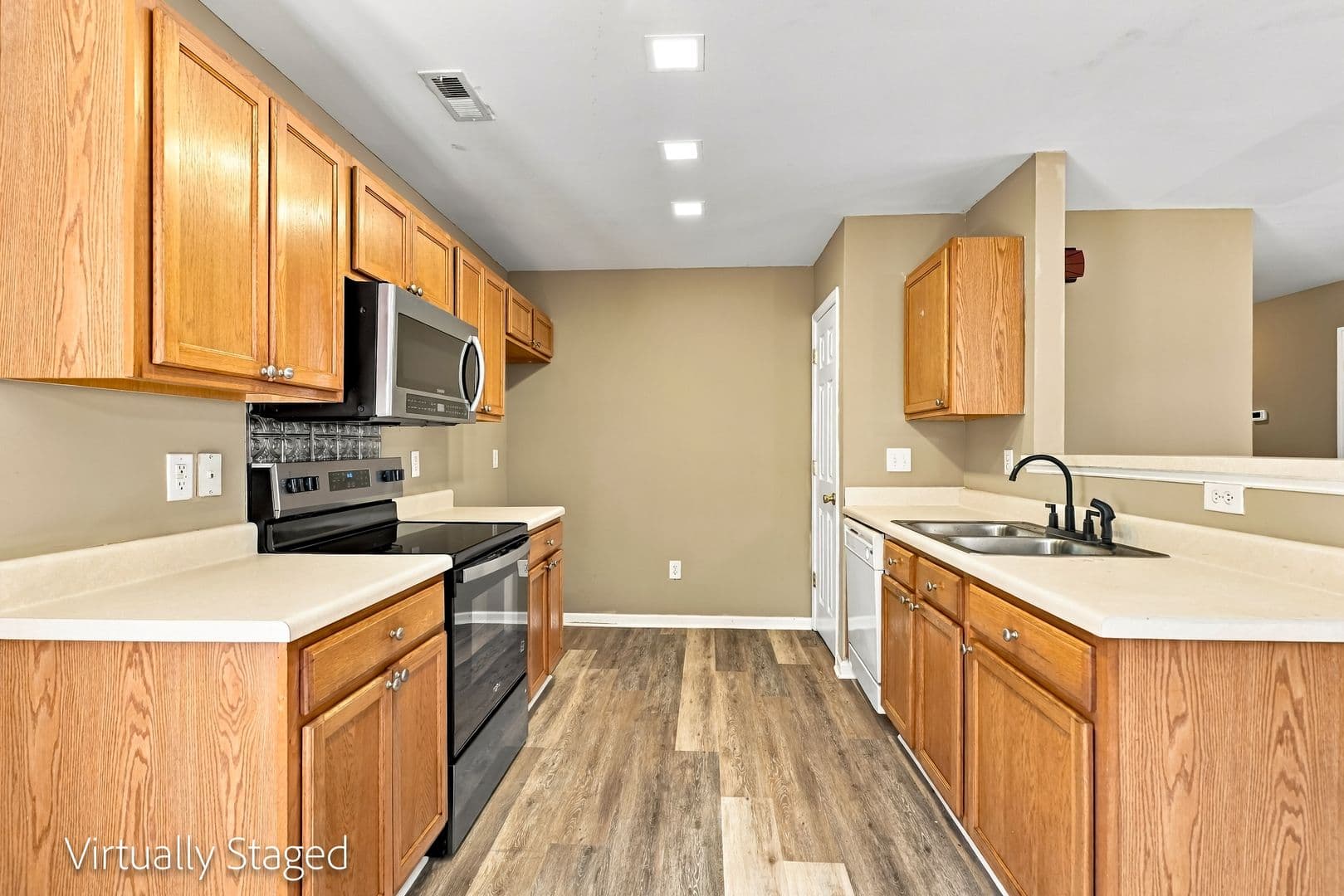 Charlotte House: 822 Oakshire Cir
