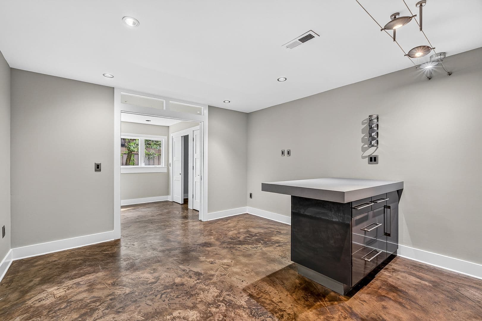 Charleston Apartment: 40 Bee Street