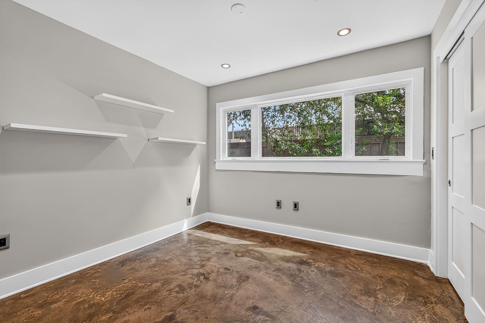 Charleston Apartment: 40 Bee Street
