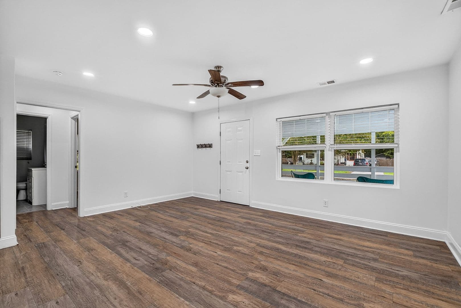 North Charleston House: 6933 Raymond Ave