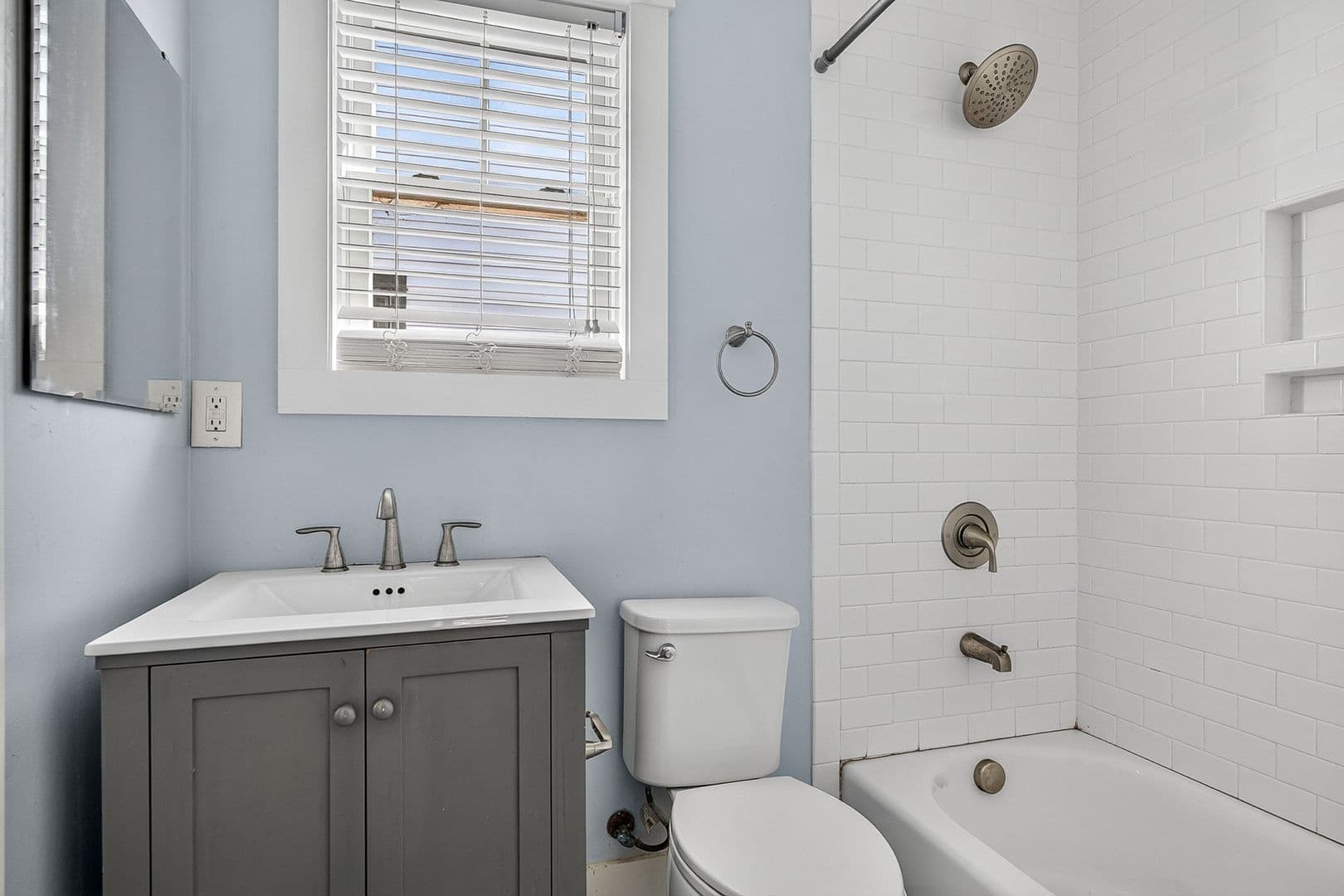 Charleston Apartment: 5 E Hampstead Square