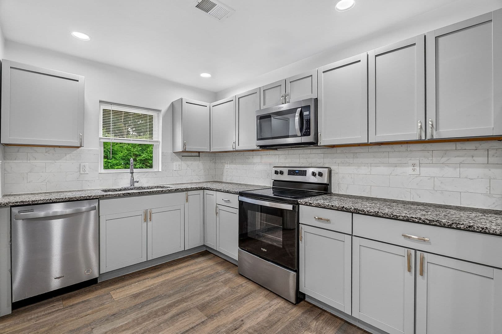 North Charleston House: 6933 Raymond Ave