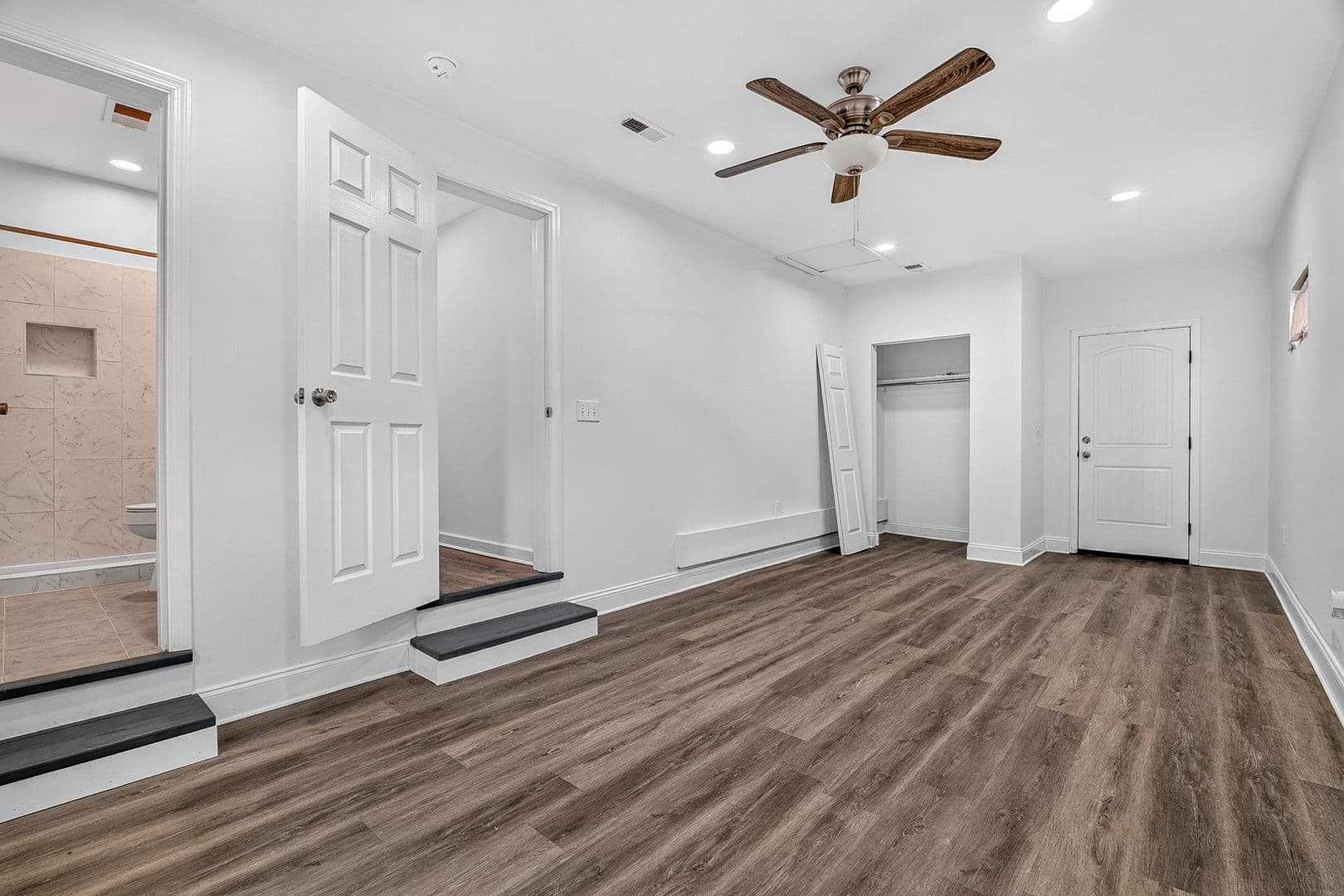 North Charleston House: 6933 Raymond Ave