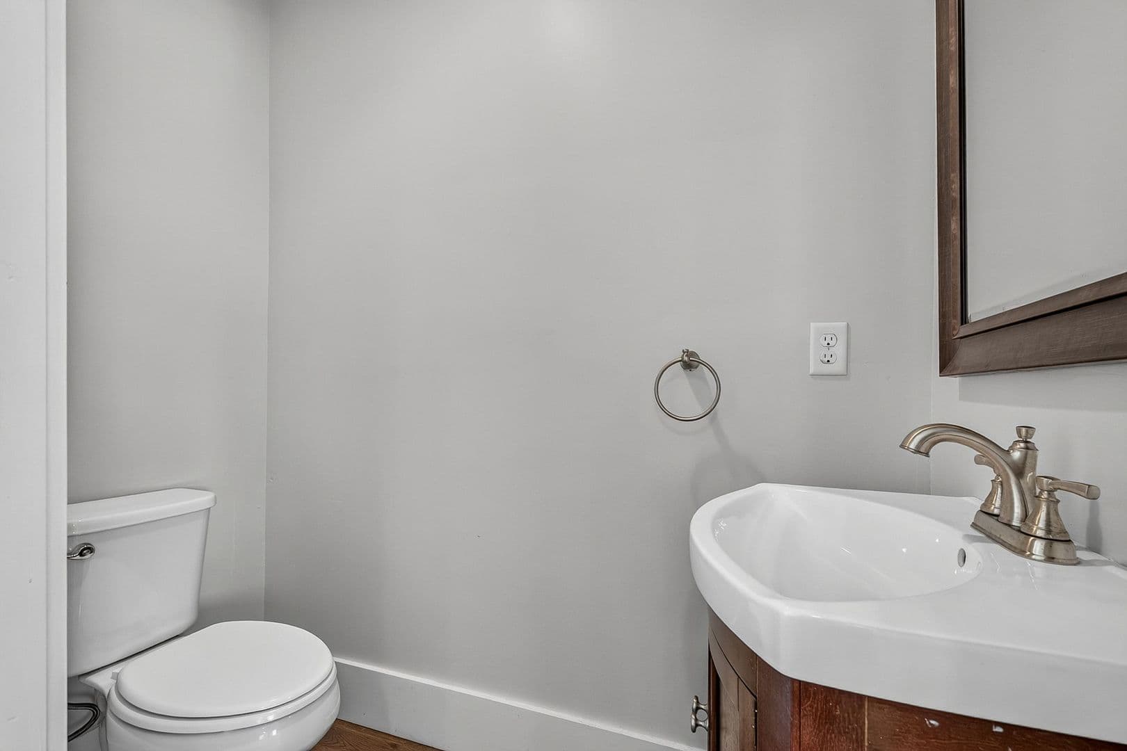 Charleston Apartment: 5 E Hampstead Square