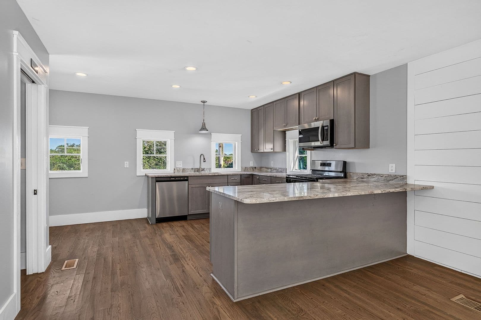 Charleston Apartment: 5 E Hampstead Square