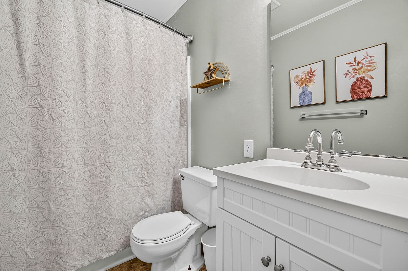 Charleston Apartment: 40 Bee Street