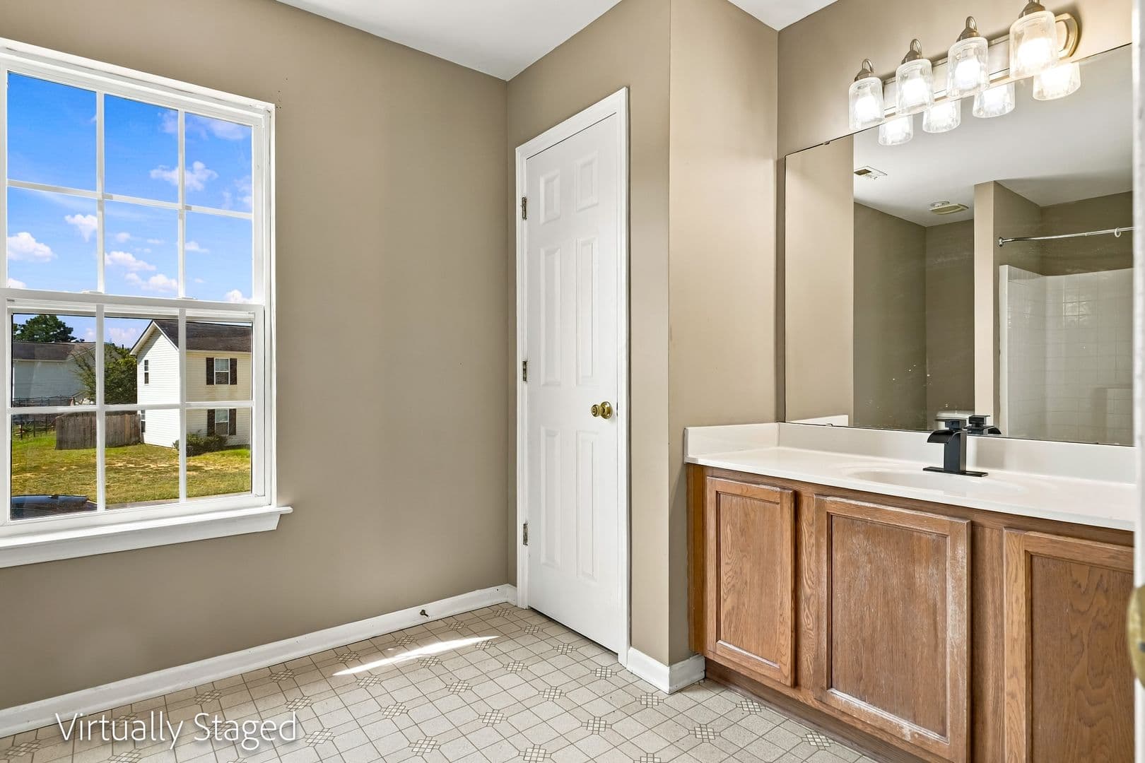 Charlotte House: 822 Oakshire Cir