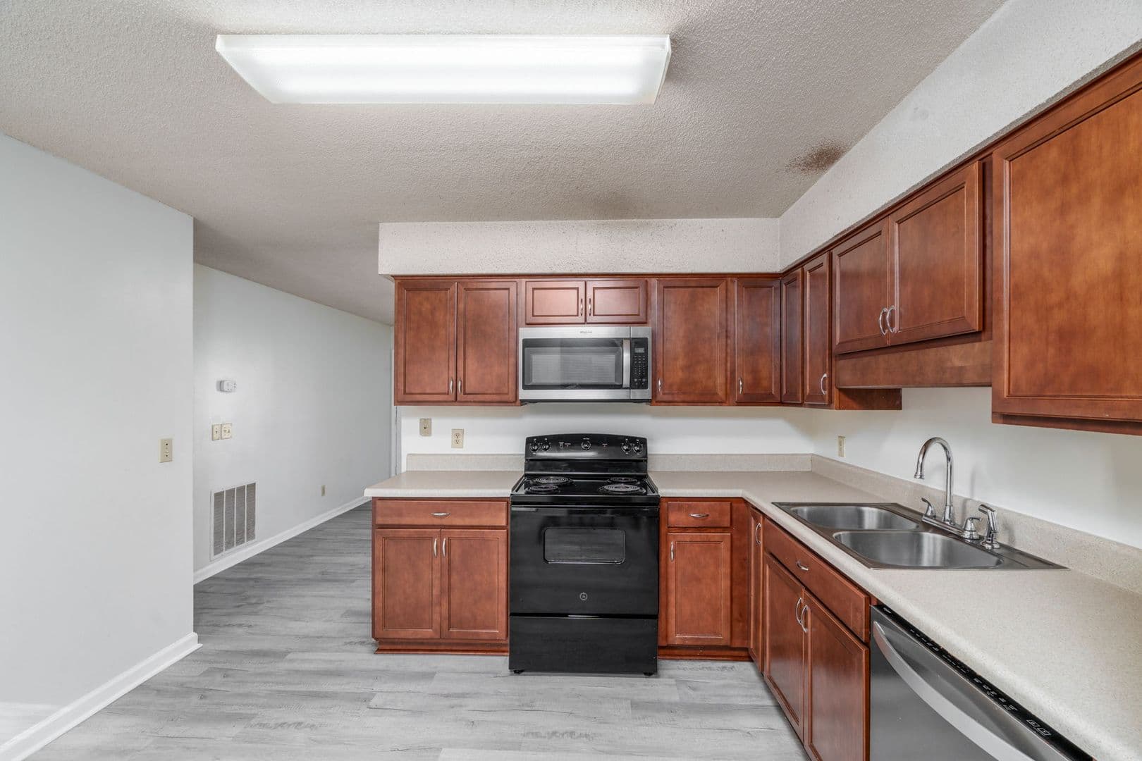 Summerville Apartment: 118 Roberta Drive