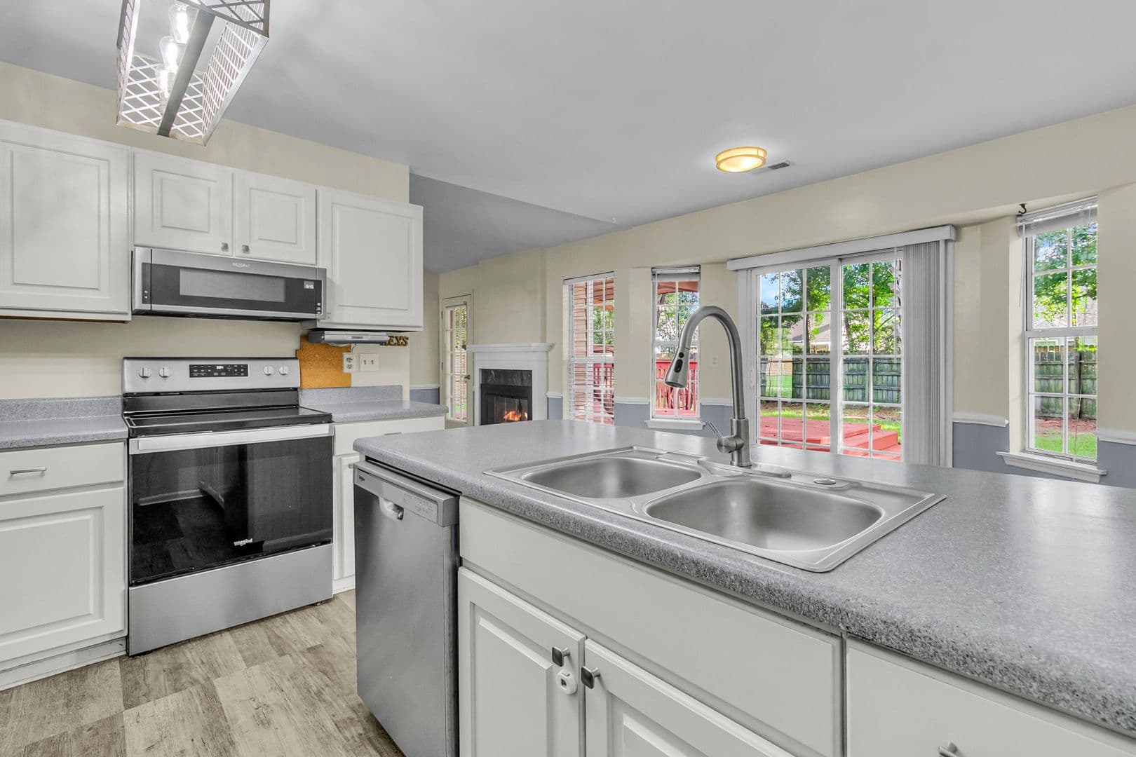Summerville House: 182 Paddock Way