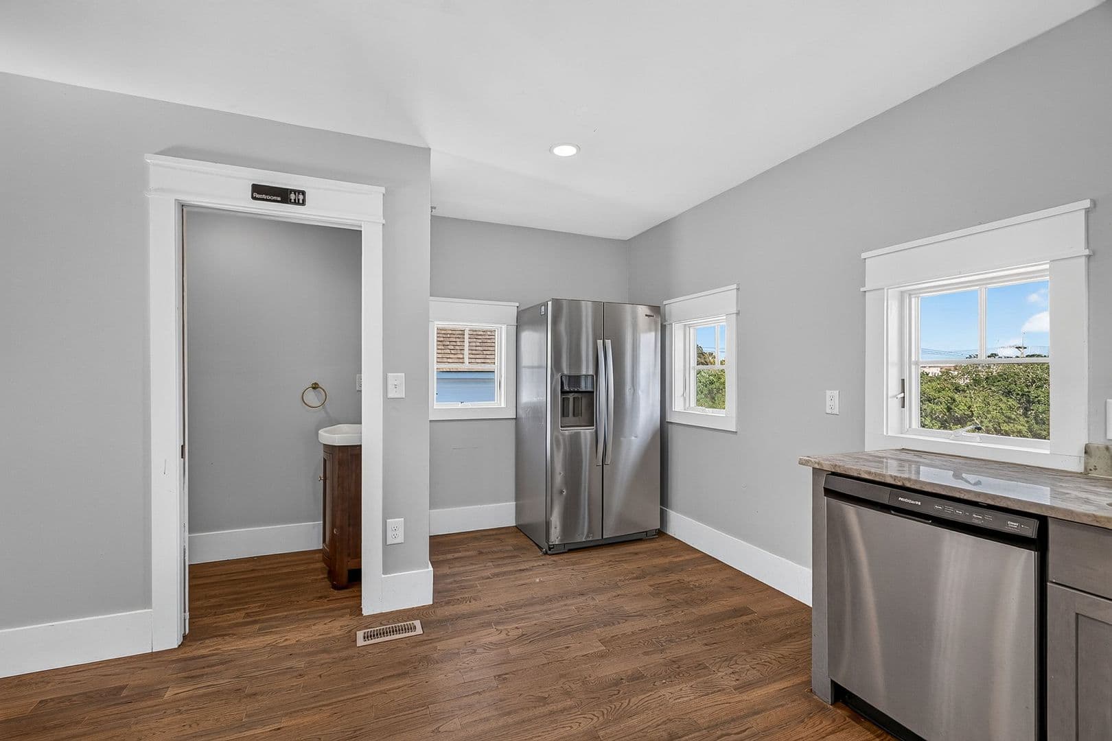 Charleston Apartment: 5 E Hampstead Square