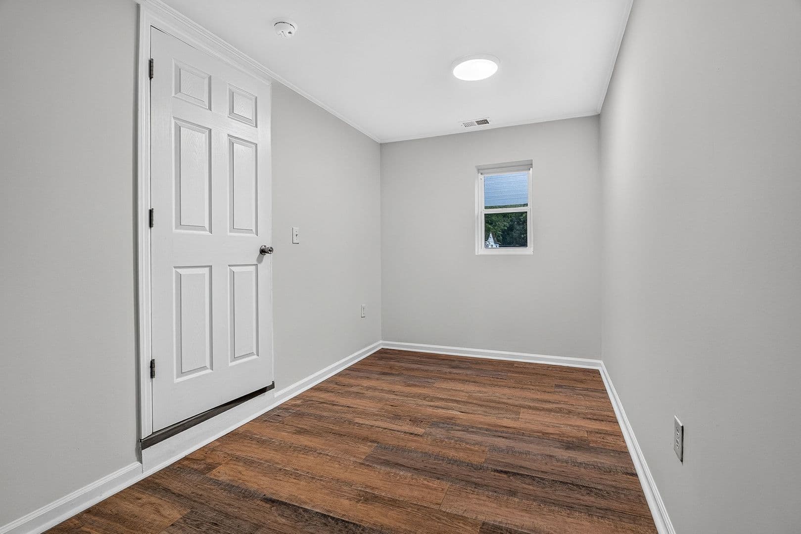 North Charleston House: 6933 Raymond Ave
