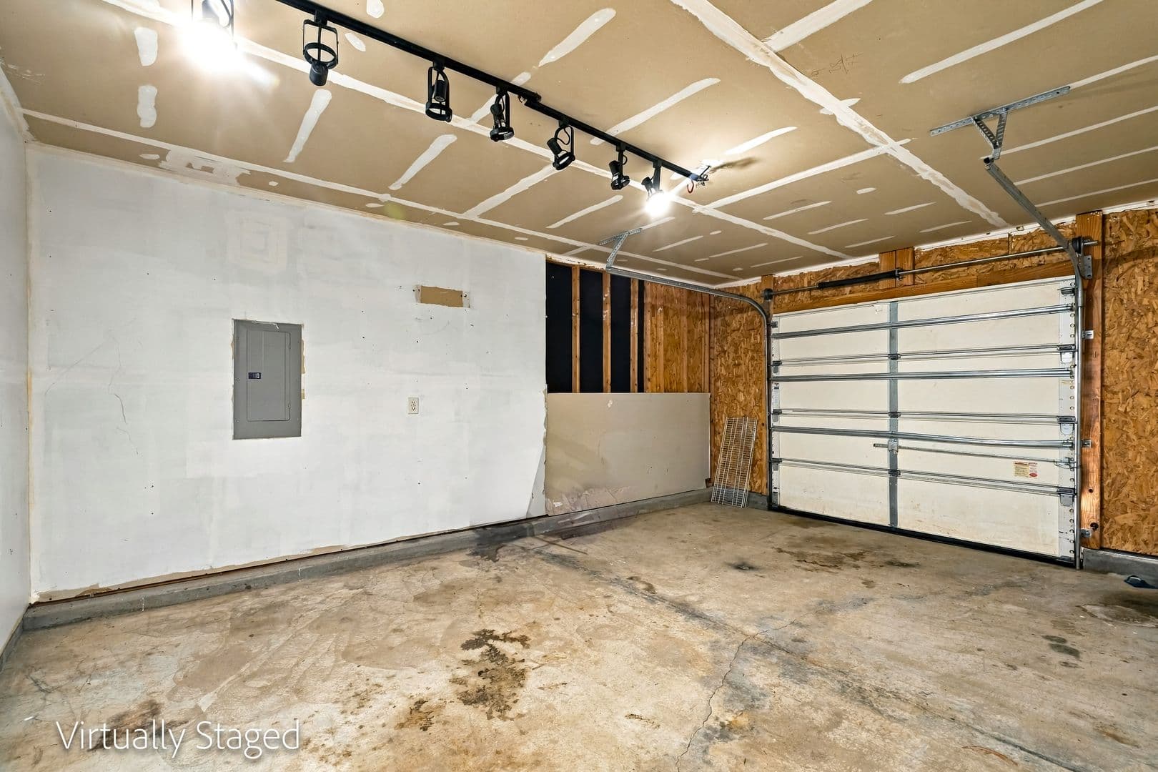 Charlotte House: 822 Oakshire Cir