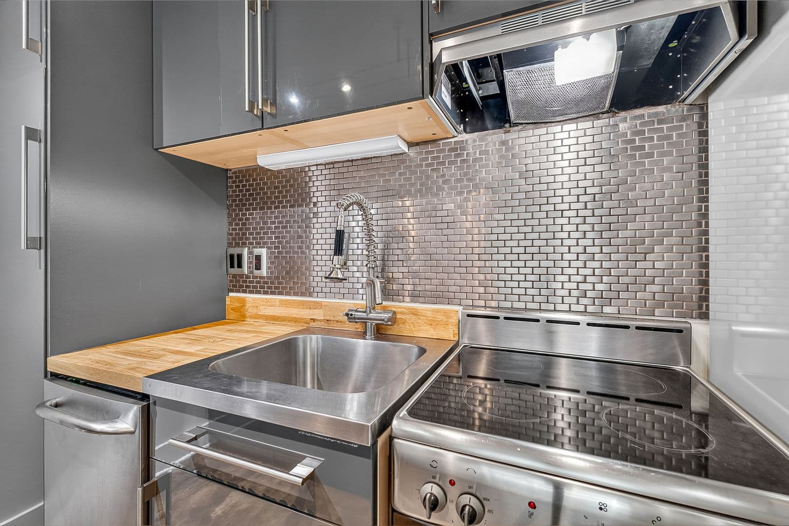 Charleston Apartment: 40 Bee Street