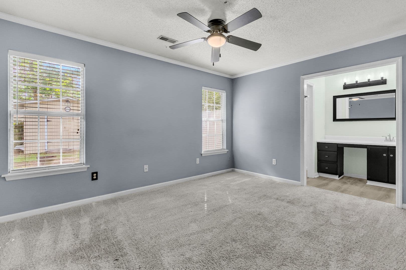 Summerville House: 182 Paddock Way