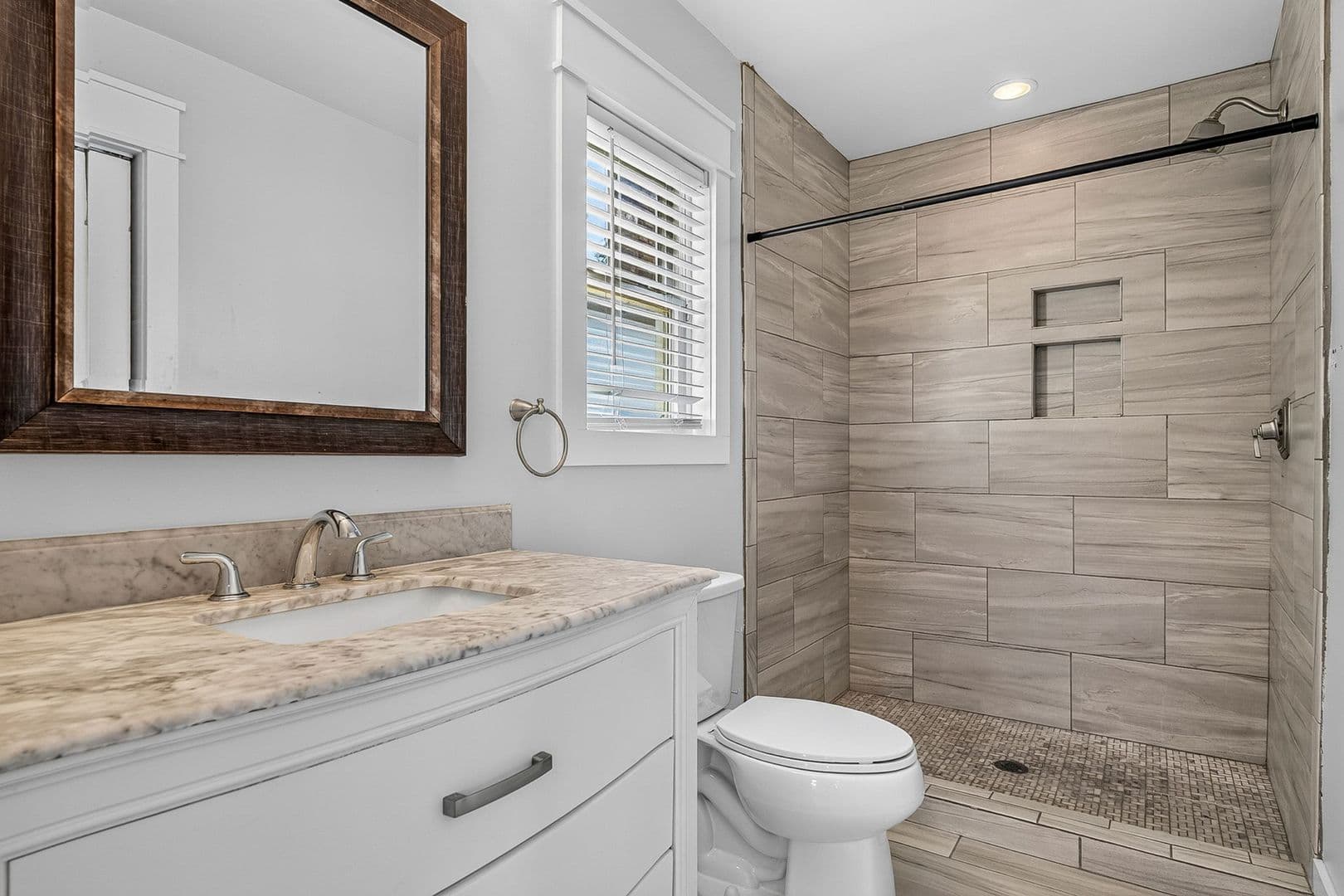 Charleston Apartment: 5 E Hampstead Square
