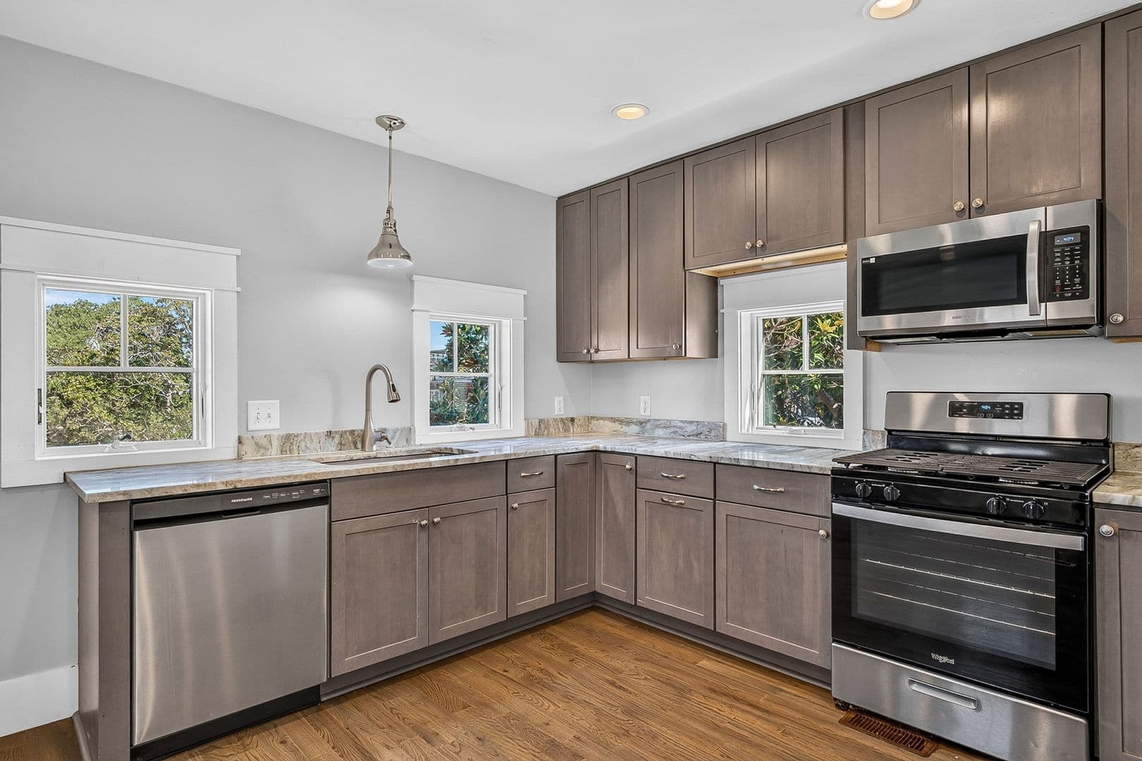 Charleston Apartment: 5 E Hampstead Square