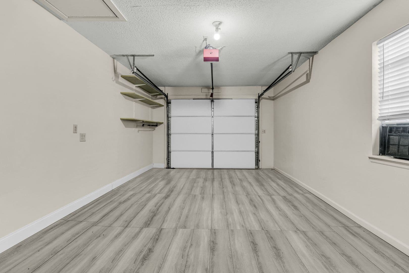 Summerville House: 182 Paddock Way
