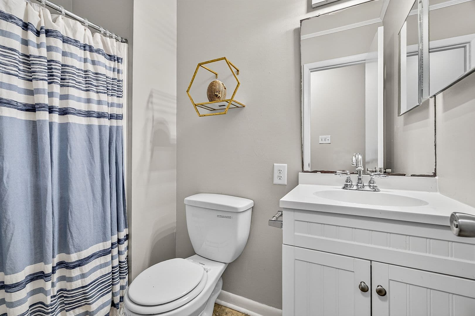 Charleston Apartment: 40 Bee Street