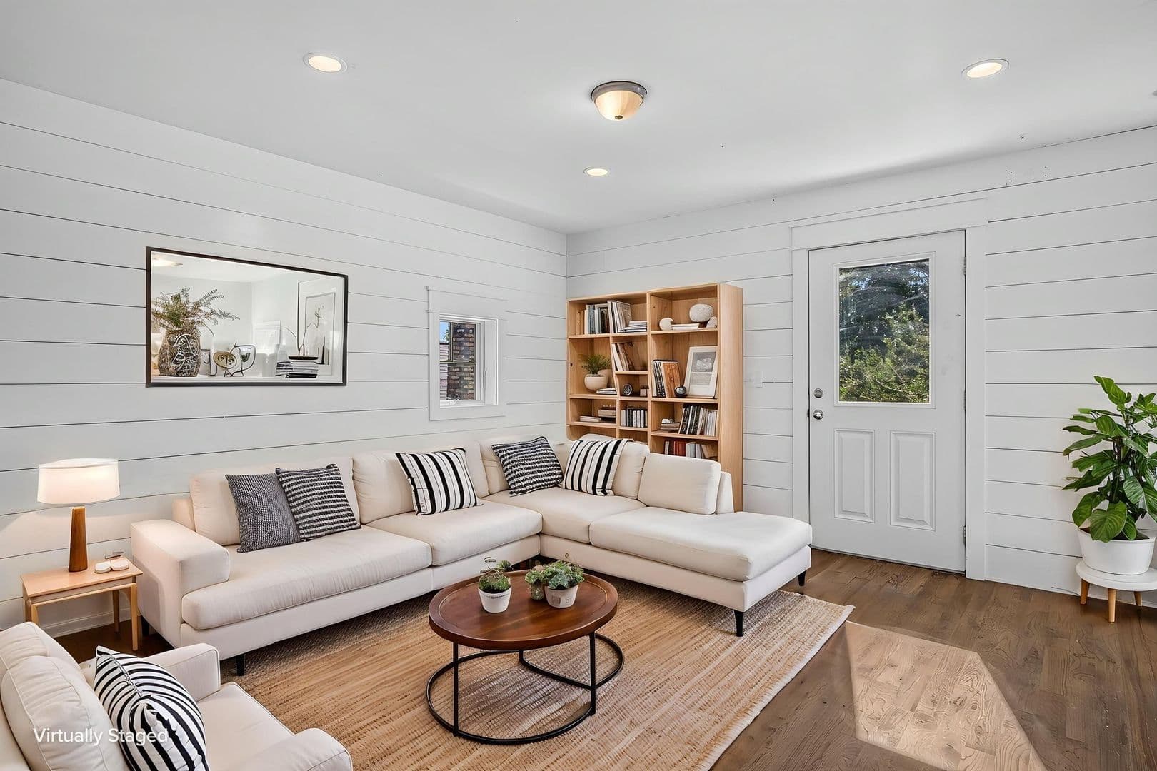 Charleston Apartment: 5 E Hampstead Square
