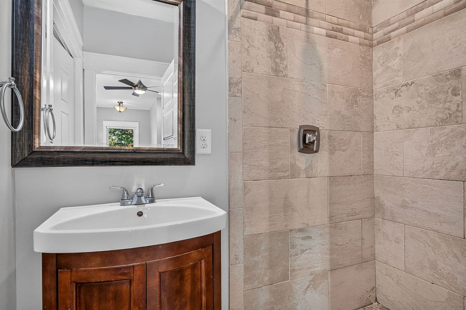 Charleston Apartment: 5 E Hampstead Square