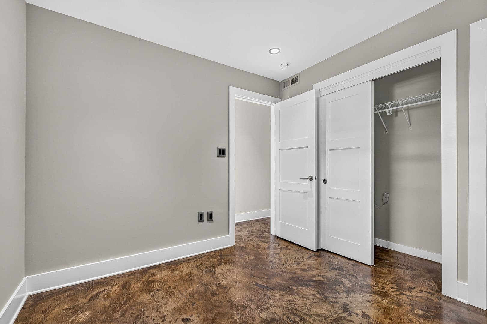 Charleston Apartment: 40 Bee Street
