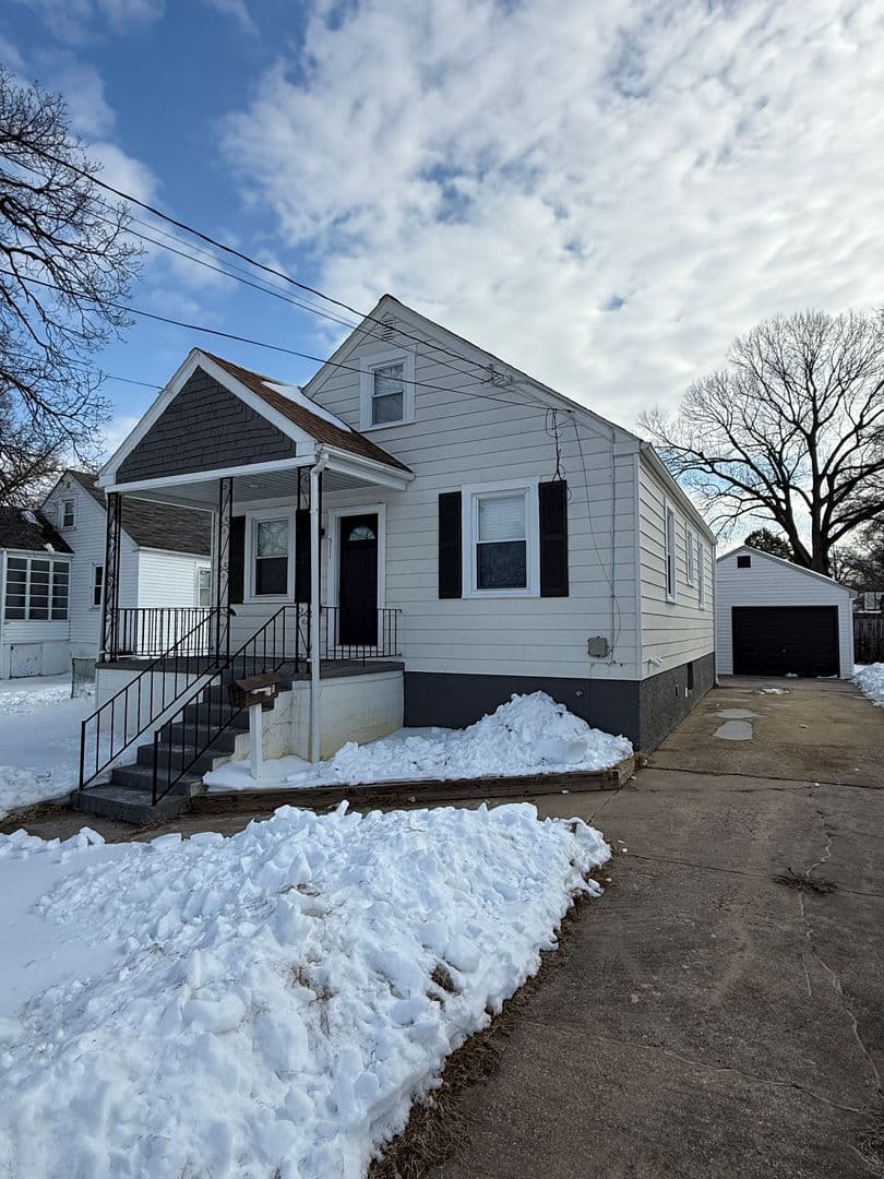 Essex House: 511 Riverside Rd